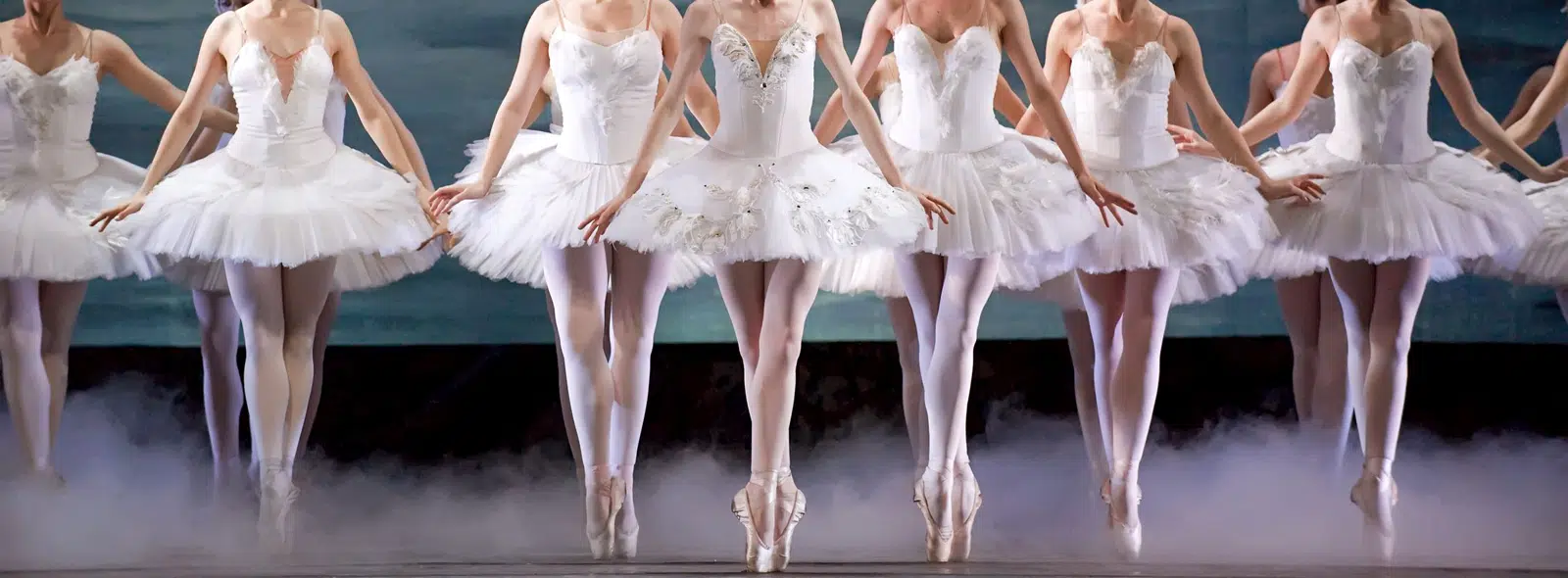 Ballet dancers at pointe dance